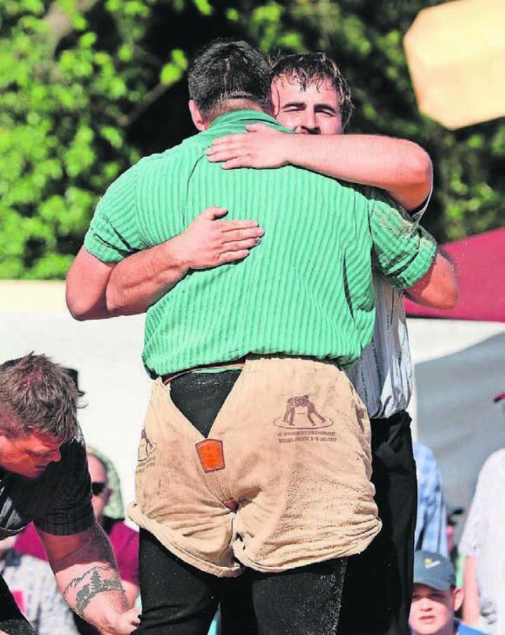 14. April: Guggibad-Schwinget. Zwei Freunde in einem besonderen Moment. Reto Leuthard hat sein letztes Schwingfest und umarmt Sieger Joel Strebel.