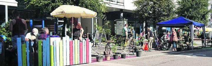 An der Bahnhofstrasse setzten die Grünen Wohlen den Park(ing)Day um und verwandelten Parkplätze in einen Bild: zg