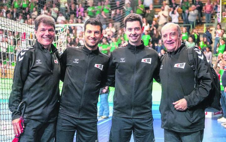 Die Delegierten Marco Brianza (links) und Beat Nagel flankieren die beiden Wohler Schiedsrichter Sergio Abalo und Philippe Maurer. Bild: Marco Ellenberger