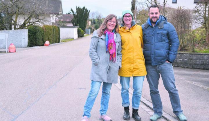 Zuerst kämpften sie für Tempo 30 auf der Martinstrasse, jetzt für alle Quartiere im Dorf, von links: Franziska Schiltknecht, Fabienne und Sandro Gugerli. Bild: Annemarie Keusch