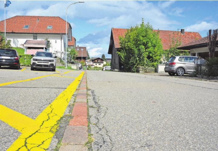 Dass in diesem Bereich der Dorfstrasse eine Tempobeschränkung Sinn macht, da sind sich alle einig. An der Urne wird aber über die flächendeckende Einführung entschieden. Bild: Annemarie Keusch