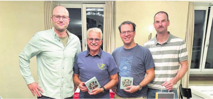 Ole Martin Rüegg (links) präsidiert neu das OK des Mutschälle-Sprints. René Näf (2. v. l.) gab dieses Amt ab. Auch Roman Jenni (3. v. l.) und Michel Grau sind künftig nicht mehr dabei. Bild: zg