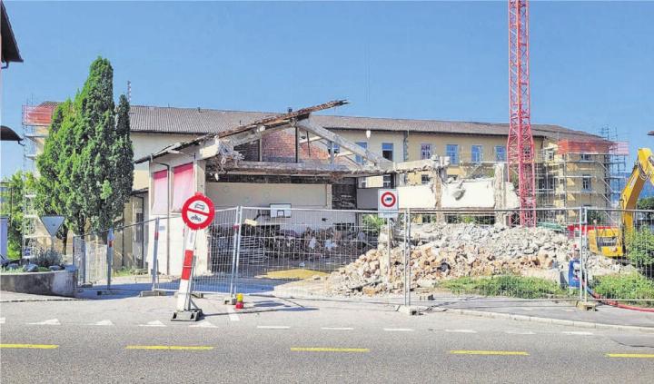 Der einsame Basketballkorb an der Rückwand erinnert daran, dass hier einmal eine Turnhalle stand. Bild: chh