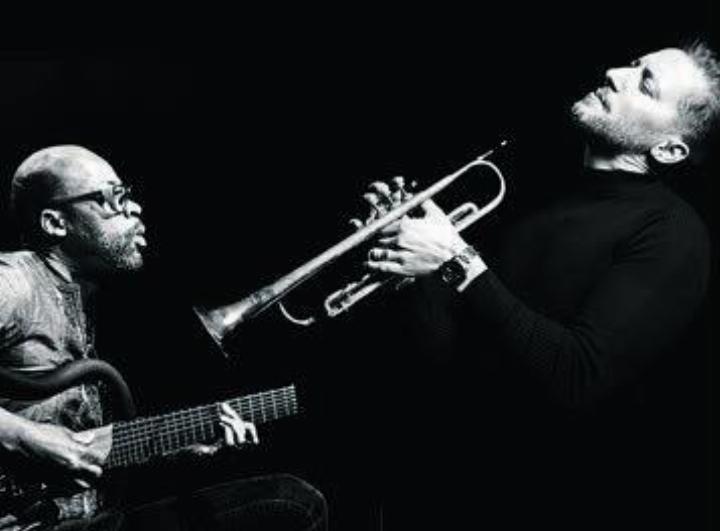 Zwei Jazzgrössen an einem Konzert: Lionel Loueke (links) und Philip Dizack. Bild: zg