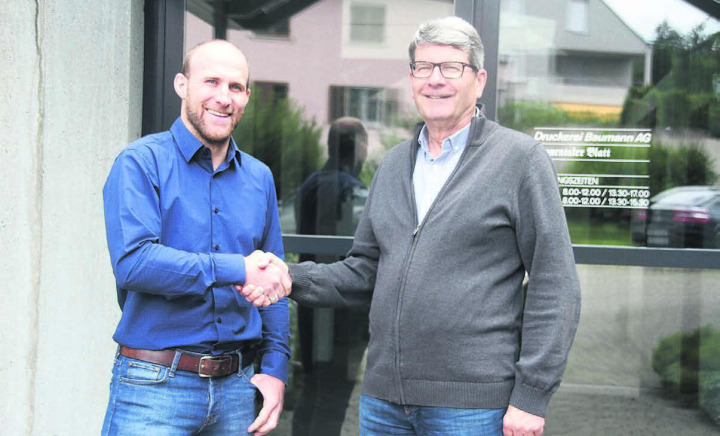 Die Zukunft des Wynentaler Blatts ist gesichert. Der bisherige Herausgeber und Besitzer Hans Baumann (rechts) übergibt die Zeitung per 1. August an Martin Nietlispach und dessen Freiämter Regionalzeitungen AG.