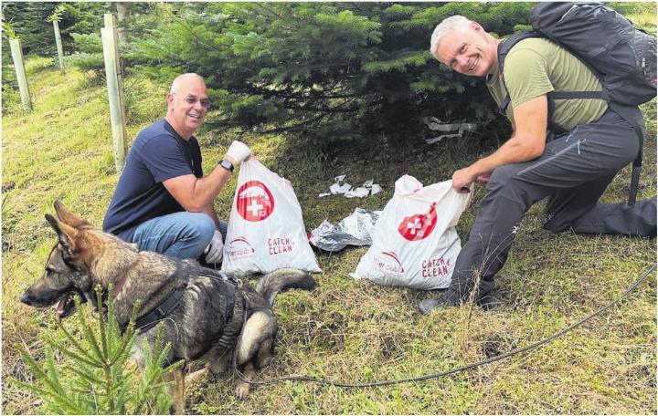 Gut bewacht auf Müllsuche am Reussufer rund um Bremgarten: Die Sportfischer-Vereinsmitglieder Daniel Walser (l.) und Patrick Grau (r.) samt Hundebegleitung befreien die Natur vom Unrat. Mit rund 20 Kolleginnen und Kollegen haben die beiden letzte Woche 300 Kilogramm Abfall rund um die Reuss gesammelt. 
Bilder: zg