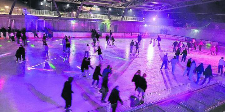 Die Eisdisco ist bei den Jugendlichen sehr beliebt und ein Highlight im Winter. Bild: zg