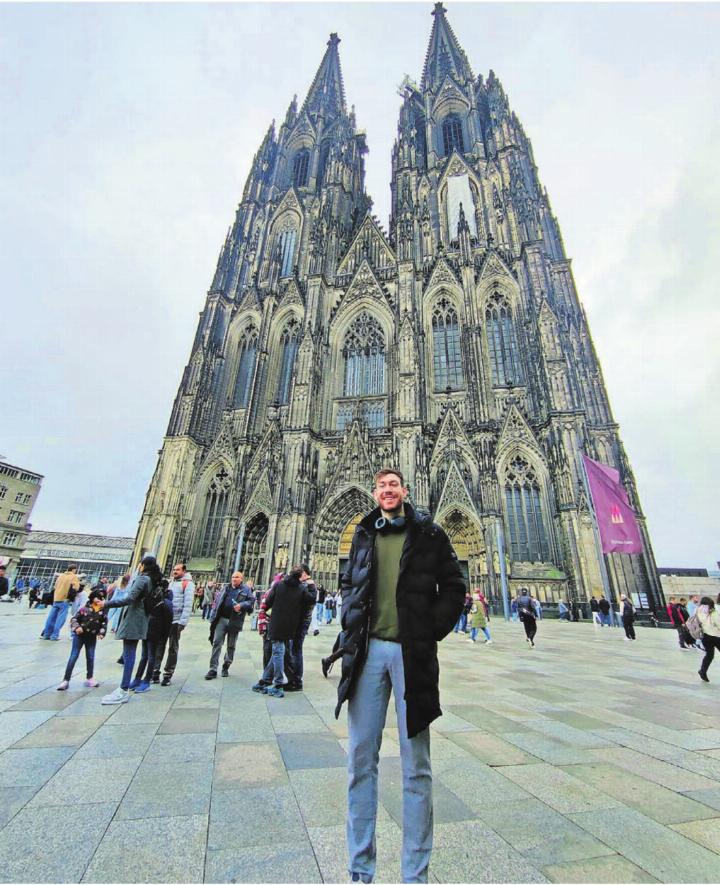 Für einmal ist Laurent Zoccoletti (2,03 m) nicht der Grösste. Der Freiämter vor dem Kölner Dom. Bild: zg