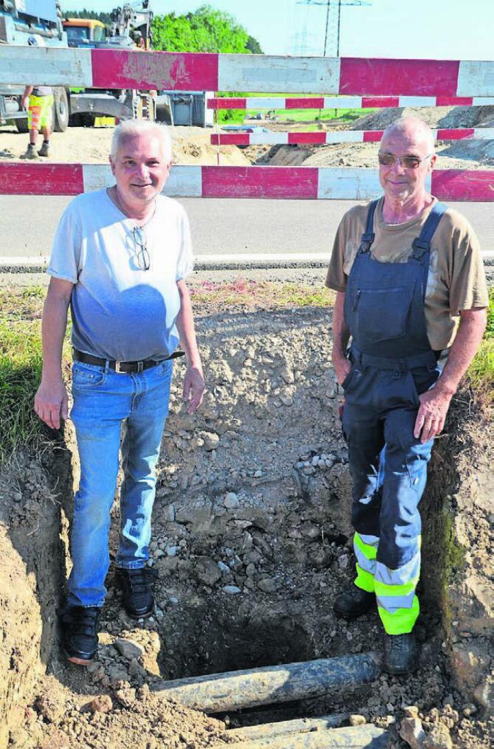 Heinz Schmidmeister (links), Präsident Vereinigte Wasserversorgung Oberlunkhofen-Arni-Islisberg, und Brunnenmeister Fredi Humbel zeigen, wo die Islisbergstrasse noch gleichentags mittels Spülbohrung gequert wurde. Bilder: Thomas Stöckli