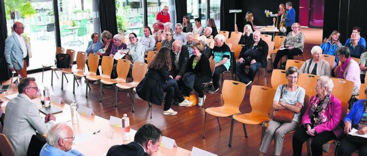 Die anwesenden Mitglieder erhalten einen ausführlichen Rückblick der Spitex Freiamt. Bild: Monica Rast
