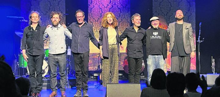 Die stimmgewaltige Sängerin Sina mit ihre Band sorgten für einen gelungenen Start von Monti’s Kulturtagen. Bild: pd