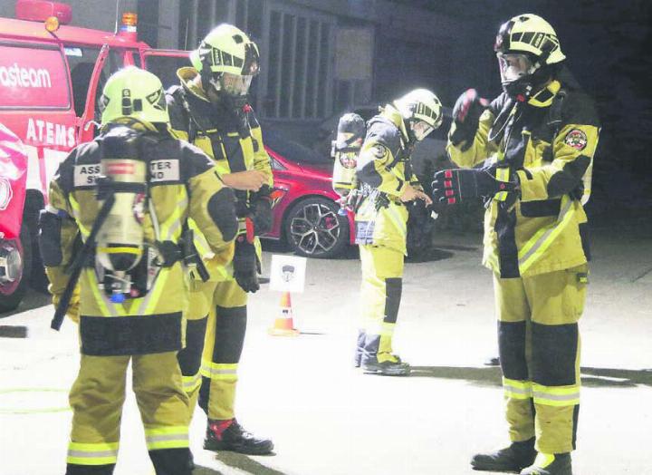 So sehen die Mitglieder des Atemschutzsportclubs Schweiz aus, wenn sie Wettkämpfe wie den Hallwilerseelauf bestreiten. Vor allem eine mentale Herausforderung für die Feuerwehrleute. Bilder: Josip Lasic