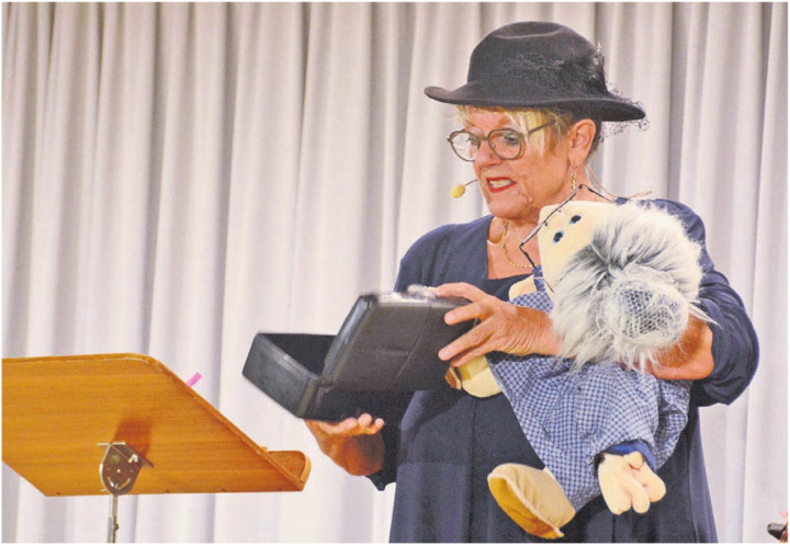 Normalerweise tritt Karin Simon mit einer Band auf, in Niederwil hatte sie nur ihre Puppe Babette dabei. Diese übernimmt immer wieder eine wichtige Rolle im Programm. Bilder: Chregi Hansen
