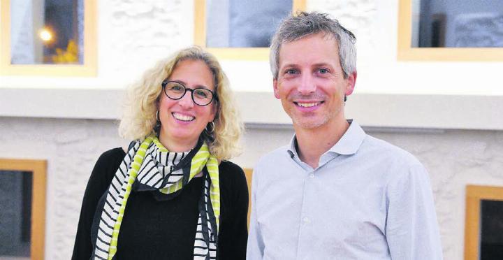 Guter Gastgeber: Matthias Angst, Präsident der Grünliberalen Wohlen, hiess Barbara Portmann willkommen. Bild: zg