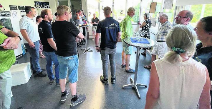 Käthi und Beat Stalder begrüssen die Mitglieder des Gewerbevereins. Bild: zg