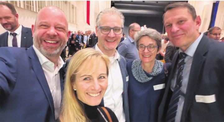 Vom historischen Moment ein Selfie gemacht (v. l.): Olivier Parvex, Sonja Isler-Rüttimann, Thomas Geissmann, Claudia Hauri und Roland Vogt. Bild: Olivier Parvex