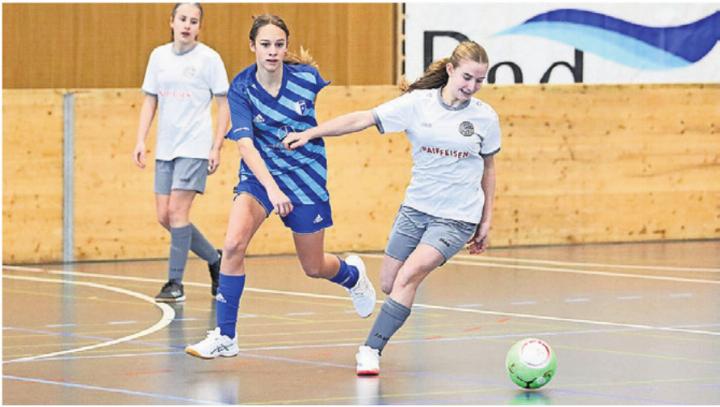 Die FF14-Juniorinnen des FC Wohlen (in Blau) mussten sich im Final gegen Turgi geschlagen geben. Das Hallenturnier war mit vielen Emotionen verbunden. Bild: jl