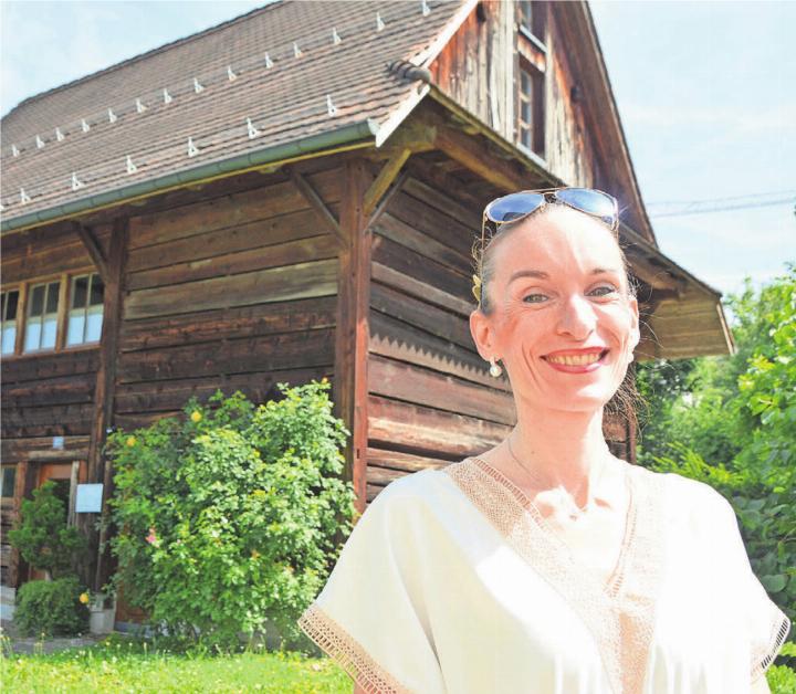 Cindy Studer vor der Pfarrschüür in Oberlunkhofen, wo die Reformierte Kirche Kelleramt ihren Sitz hat. «Ich habe mich in all den Jahren sehr wohl gefühlt hier», sagt sie. Bilder: Annemarie Keusch