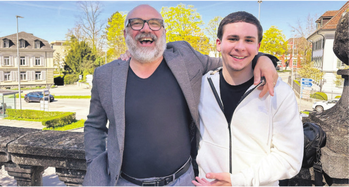 Cihan und Finnigan Inan besuchen die Heimat. Vater und Sohn vor der katholischen Kirche in Wohlen. Bild: Stefan Sprenger
