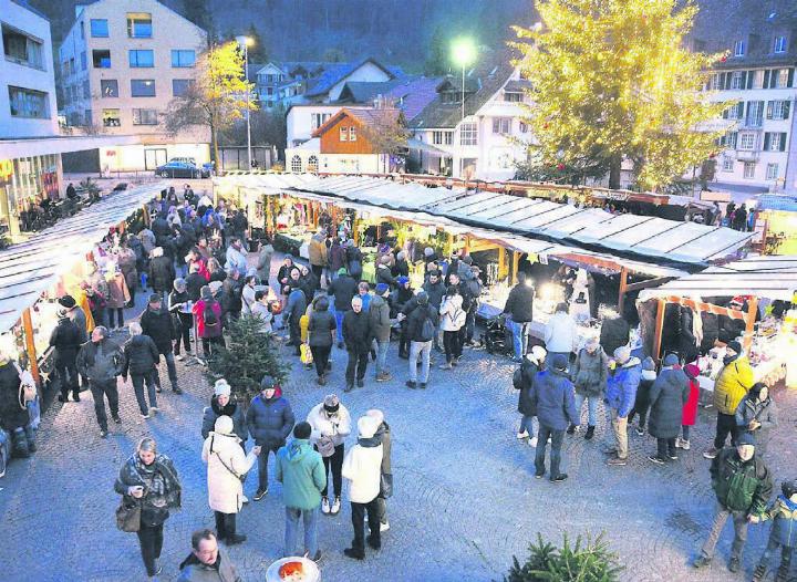 Vor zwei Jahren war der Villmerger Weihnachtsmarkt sehr gut besucht. Jetzt hoffen die Organisatoren auf ein ähnlich grosses Interesse am 7. Dezember. Bild: Archiv/chh