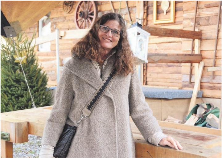 Ariane Gregor ist beruflich und in ihrer Freizeit gerne kreativ tätig. Darum posiert sie für das Foto vor der Werkbank beim Chlaushüsli. «Wobei ich mit Werkbänken nichts am Hut habe», wie sie lachend erklärt. Bild: Chregi Hansen Ariane Gregor ist beruflich und in ihrer Freizeit gerne kreativ tätig. Darum posiert sie für das Foto vor der Werkbank beim Chlaushüsli. «Wobei ich mit Werkbänken nichts am Hut habe», wie sie lachend erklärt. Bild: Chregi Hansen