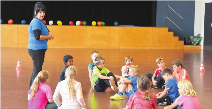 Eveline Koch in ihrem Element. Den Kindern Spass am Sport und an der Bewegung zu vermitteln, ist ihr 
enorm wichtig.
Bilder: Annemarie Keusch Eveline Koch in ihrem Element. Den Kindern Spass am Sport und an der Bewegung zu vermitteln, ist ihr 
enorm wichtig.
Bilder: Annemarie Keusch