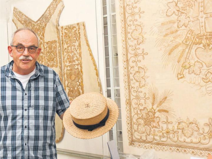 Daniel Güntert vor den beiden Kunstwerken: An der Archivwand hängen hinter einer Glasscheibe ein Messgewand und ein Altartuch. Bilder: Daniel Marti