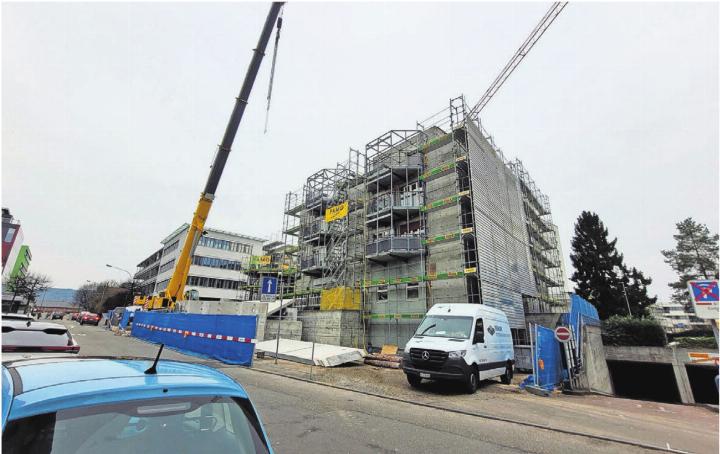 Im Bewilligungsverfahren zum Neubau der AKB hat sich der Verein für Verbesserungen bei der Gestaltung der Fassade und beim Vorplatz zu Wort gemeldet. Seine Überlegungen haben Eingang ins Projekt gefunden. Ein schöner Erfolg für den noch jungen Verein. Bilder: Chregi Hansen / Archiv