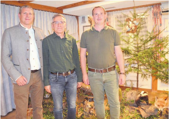 Leitung der Bezirkssektion Jagd Aargau (v. l.): Guido Heggli übergibt an Adrian Seiler, Stellvertreter wird Daniel Wyss. Bild: Thomas Stöckli