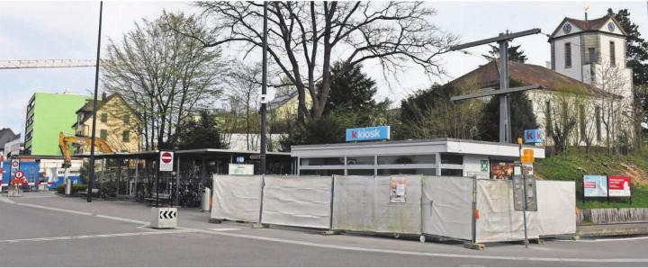 Noch laufen die Erneuerungsarbeiten, nächste Woche wird der sanierte Kiosk am Bahnhof Wohlen wiedereröffnet. Bild: dm