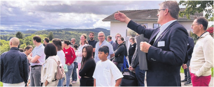 Gemeindeammann Ueli Lütolf beim Hilfiker Weiler Ober-Sandbüel: Hier ist eine Weitsicht bis hin zum Säntis möglich. Bild: wam