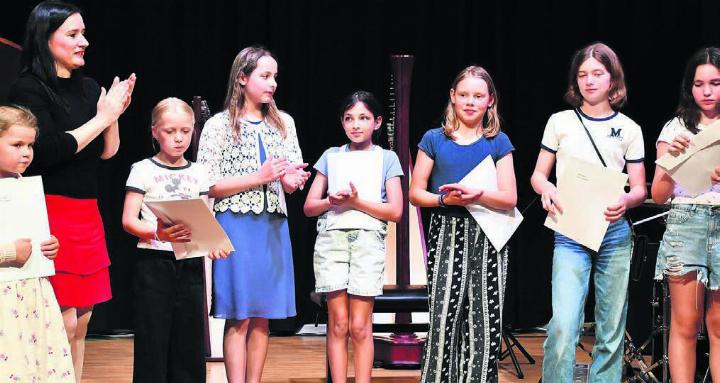 Die Musiklehrerin Nicole Frei überreichte die mCheck-Diplome der Stufen eins bis vier. Bilder: Monica Rast