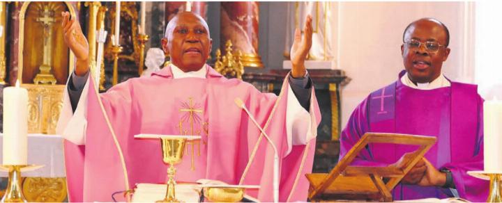 Monsignore Obiora Ike besuchte Wohlen und dessen Pfarrer Ignatius Okoli. Der Appell des Gastes: «Vergesst in Europa Afrika nicht.»
Bild: tre