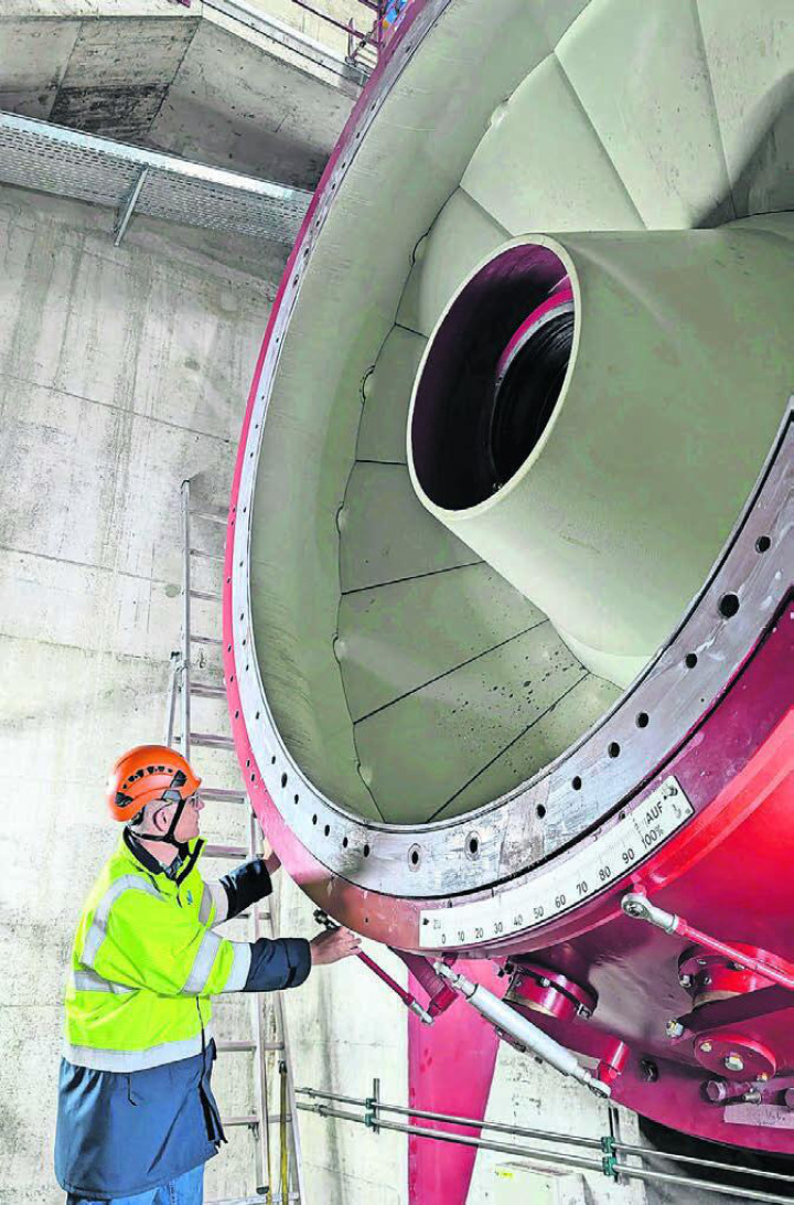 Marcel Bieri begleitet das Projekt für die AEW. Hier wird in den nächsten Tagen die 2,6 Meter durchmessende Turbine der Bruggmühle wieder eingebaut.