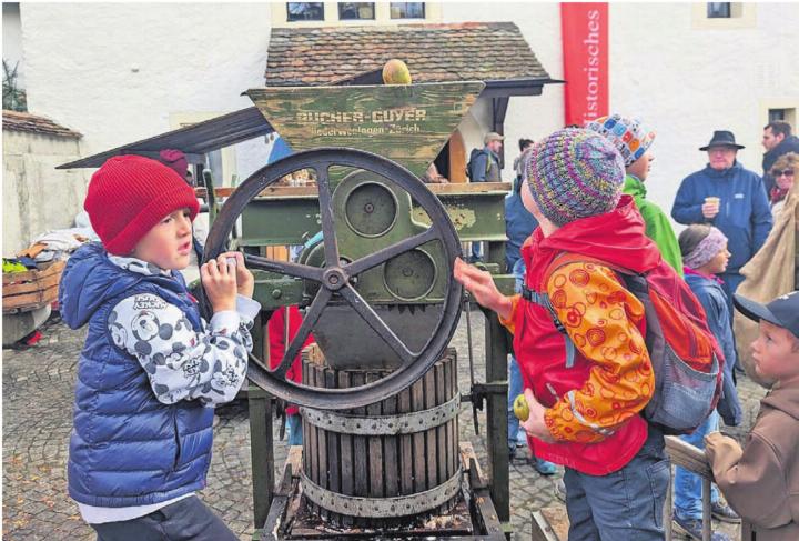 Diese jungen Burschen tragen mit viel Eifer zur Produktion des feinen Marktmosts bei. Bilder: Marco Huwyler Diese jungen Burschen tragen mit viel Eifer zur Produktion des feinen Marktmosts bei. Bilder: Marco Huwyler