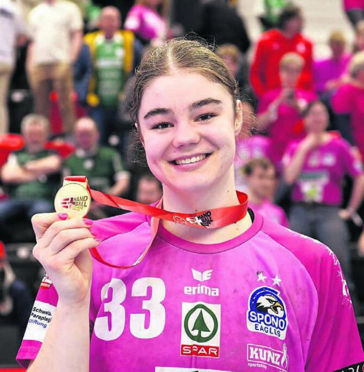 Stolz zeigt Nora Snedkerud die Goldmedaille.