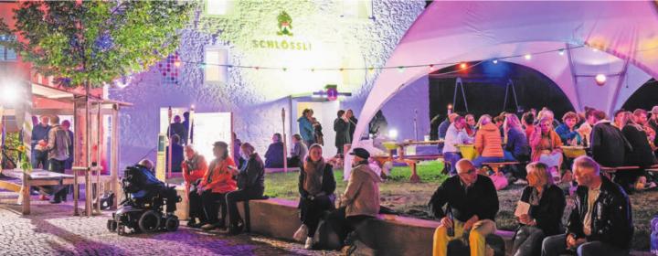 Schlössli und Sternenplatz sind Dreh- und Angelpunkt des Festivals «Punkt & Halbi». Bild: Archiv