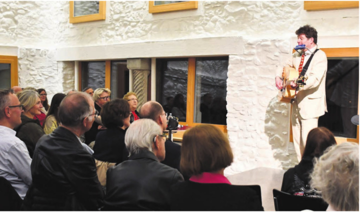 Gespannt verfolgen die Zuschauer die musikalische Darbietung von Leopold Altenburg, der sehr unterhaltsam aus dem Nähkästchen plaudert. Bilder: Monica Rast