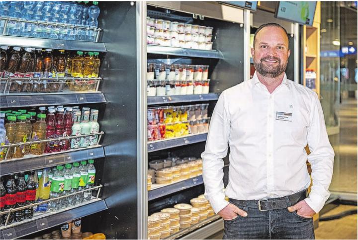 Christoph Müller ist Betriebsleiter im Migros-Take-Away im Bahnhof Bern, gern bedient er auch selbst die Kunden.
