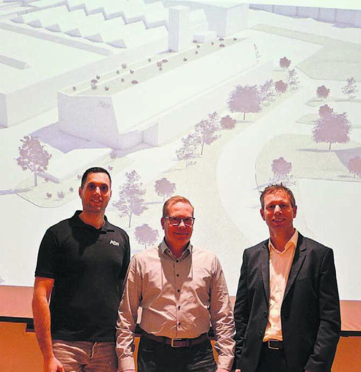 Vor dem Modell der Heizzentrale: (v. l.) Daniele Cacciatore und Daniel Wernli von der AEW Energie AG, Christian Moser, Gemeinderat Widen. Bilder: Sabrina Salm / aew