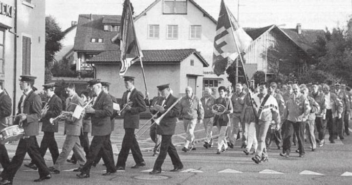 In einem Umzug durchs Dorf werden die Schützen zum Restaurant Schoppen begleitet. Bild: Archiv