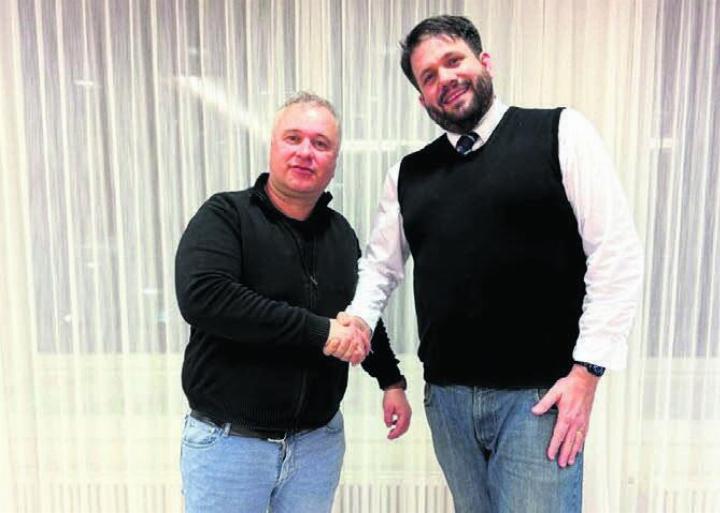 Der abtretende Präsident Matthias Moser (links) gratuliert seinem Nachfolger Claudio Müller zur Wahl. Bild: zg