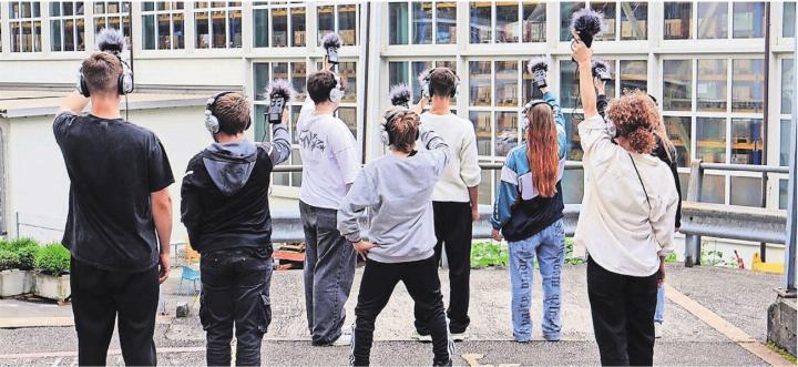 Im Rahmen des Prozessor-Projekts «Sound Gate» sammelten Schülerinnen und Schüler der Berufsfachschule Baden mit Aufnahmegeräten Geräusche aus ihrem Arbeitsalltag und verdichteten diese zu Klangkompositionen. Bild: Gerda Baumgartner