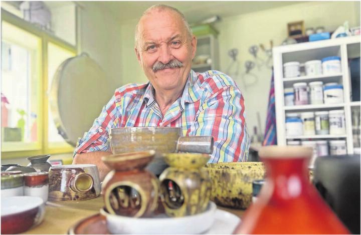 Früher war Andy Müller immer auf der Jagd nach dem perfekten Bild. Nach seiner Pensionierung wechselte der Profifotograf von der Kamera zum Ton. Am liebsten dreht er Gebrauchsgegen-
stände: Teller, Schüsseln, Becher. Auch Fondue-Caquelons gehören mittlerweile zu seinem Sortiment.
Bild: Sabrina Salm