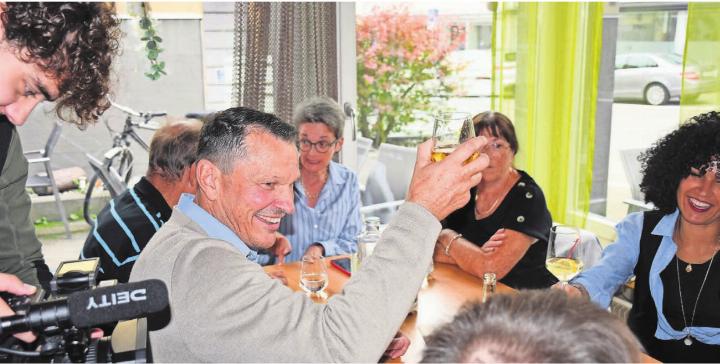 Plötzlich im Mittelpunkt von Kamera und Parteifreunden: Roland Vogt, der neue Wohler Gemeindeammann, prostet bei der Wahlfeier der SVP-Gefolgschaft zu. Bild: Daniel Marti