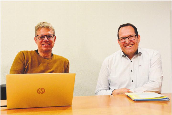 Gemeindeammann Simon Zubler (links) und Gemeindeschreiber Frank Koch informieren über die Traktanden. Bild: Annemarie Keusch