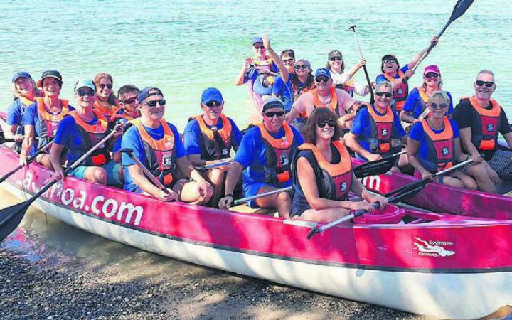 Gut gelaunt: Die Hermi Fitler auf Paddelreise auf dem Bodensee. Bild: zg