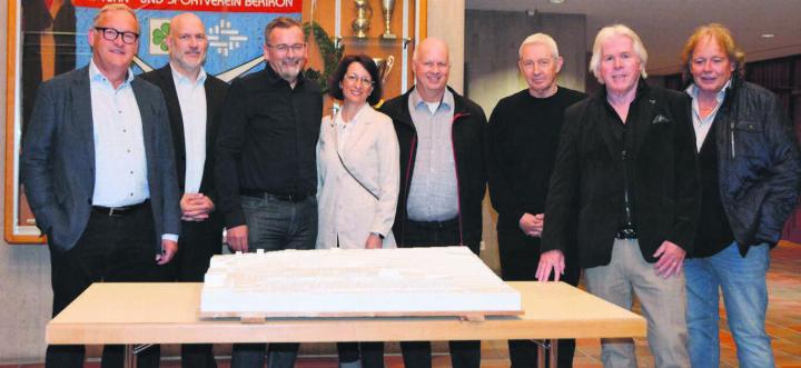 Drei Jahre arbeitete die Arbeitsgruppe an der Machbarkeitsstudie. Die Ergebnisse haben sie nun vorgestellt: (v. l.): Harald Kannewischer (Berater), Patrik Luther (Rudolfstetten), Beat Suter (Widen), Petra Oggenfuss (Berikon), Robert Sutter (Projektleiter), Rolf Mühlethaler (Architekt), Urs Schweizer und Fritz Luchsinger (IG Hallenbad). Bild: Sabrina Salm