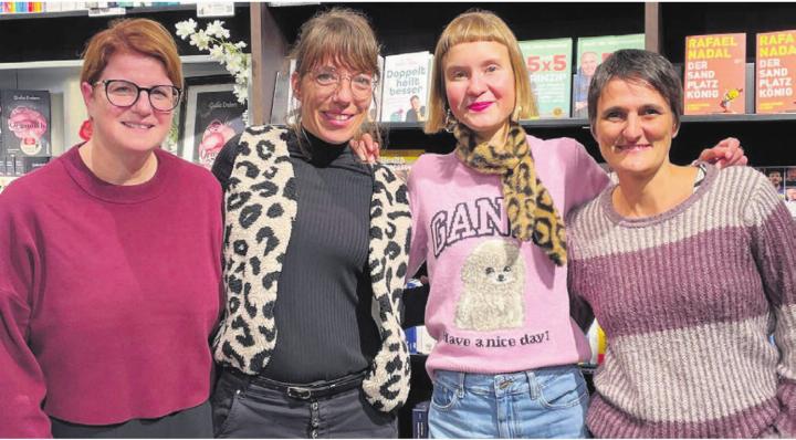 Selbst beim Teamevent blieben die drei Mitarbeiterinnen der Bibliothek der Welt der Bücher treu und besuchten eine Lesung (von links): Monika Egli, Yvonne Strobel, Autorin Caroline Wahl, Leiterin Simone Huber. Bilder: zg