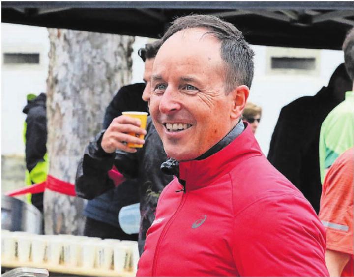 Kurz plaudern, ein Autogramm oder ein Selfie holen: Viktor Röthlin war begehrt bei Teilnehmern und Besuchern des Reusslaufs. Kurz plaudern, ein Autogramm oder ein Selfie holen: Viktor Röthlin war begehrt bei Teilnehmern und Besuchern des Reusslaufs.